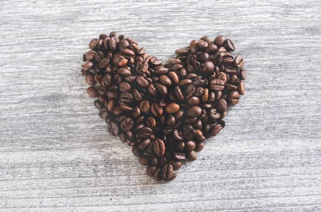 zrna kafe u obliku srca