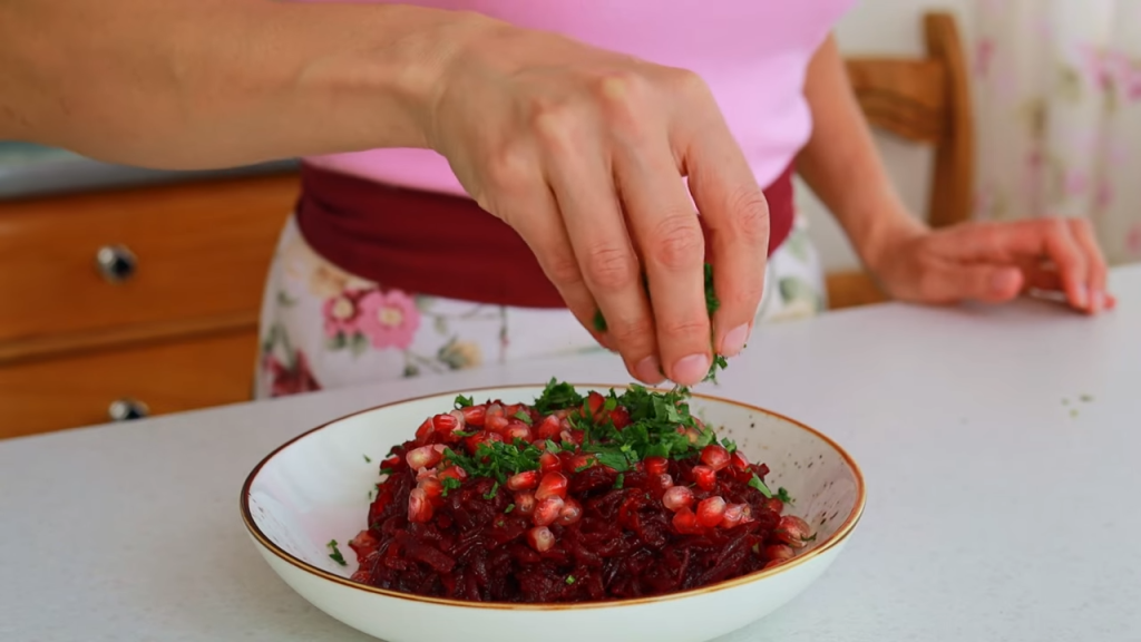 Žena priprema jelo sa cveklom