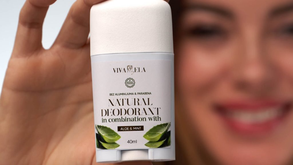 Žena drži u ruci aloe vera stik