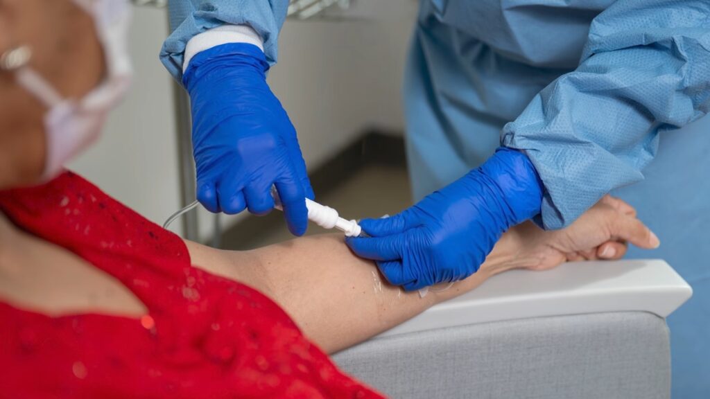 Medicinski radnik daje injekciju pacijentkinji tokom imunoterapije.