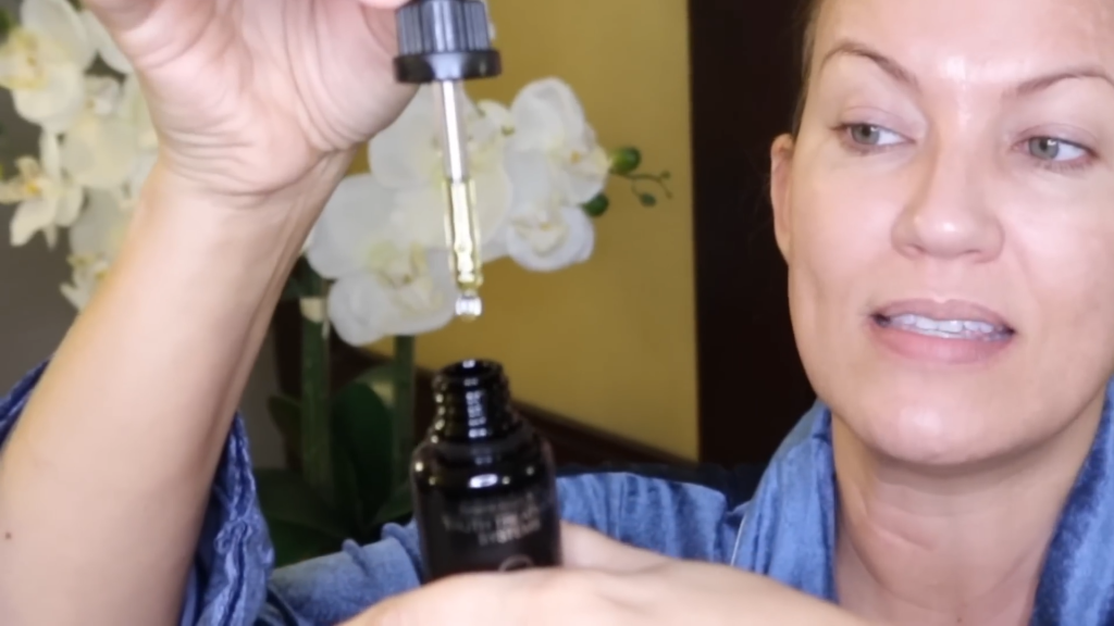 Žena nanosi serum sa retinolom koristeći pipetu