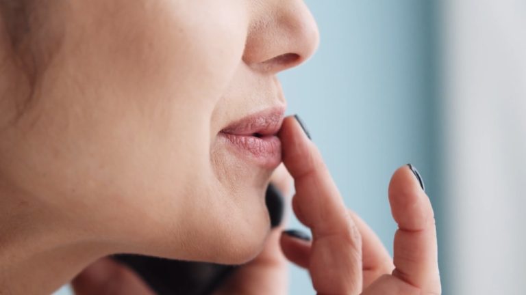 Žena neguje ispucale usne