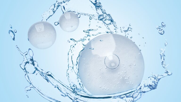 Niacinamid prikazan kroz prozirne kapljice na plavoj pozadini