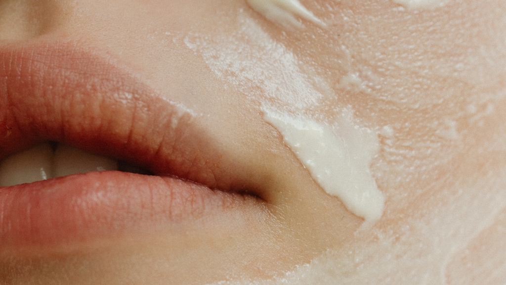 Namazana krema na lice oko usana izbliza