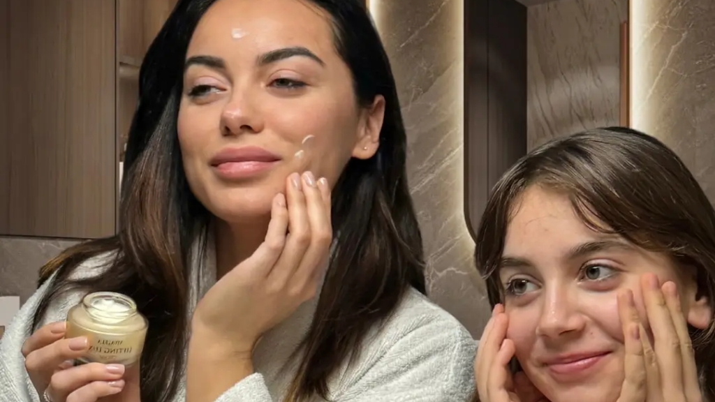 Žena nanosi kremu na lice