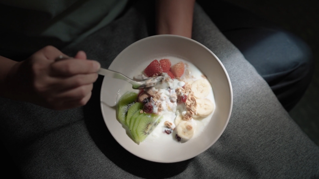 Voće sa jogurtom i pahuljicama u činiji prikazuje lagan, zdrav obrok koji podržava kožu tokom zime