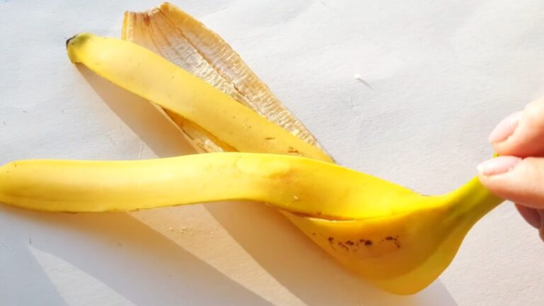 Kora od banane na svetloj površini