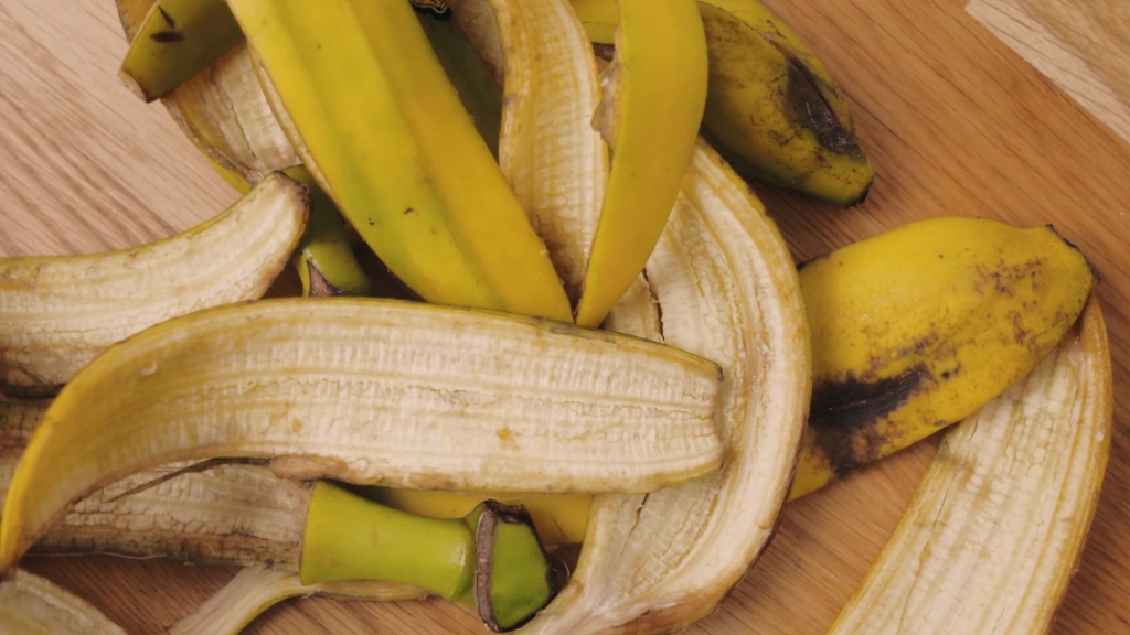 Kore od banane na drvenom stolu