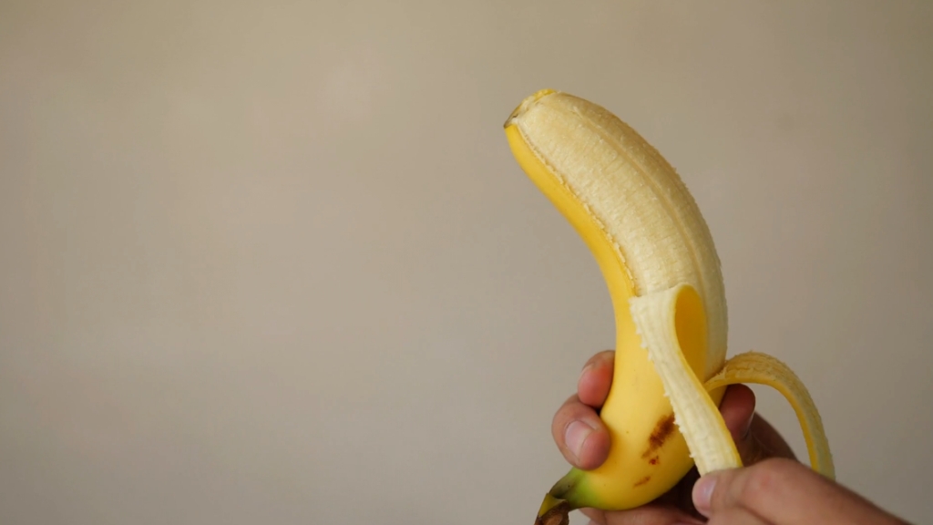 Osoba odvaja koru od banane