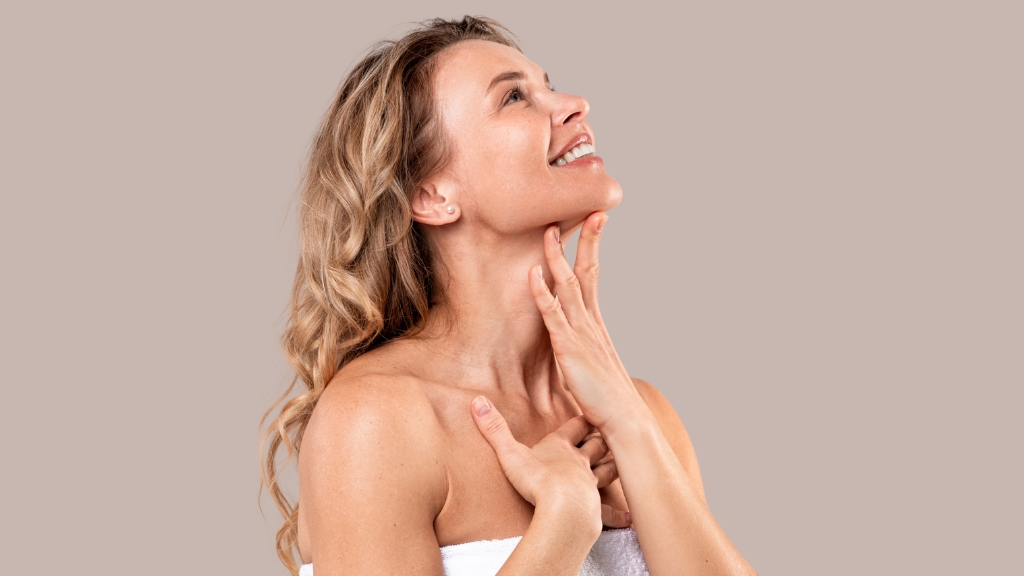 Žena neguje vrat kako bi sprečila pojavu bora