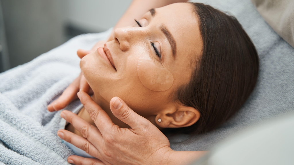 Žena na profesionalnom tretmanu vrata u salonu