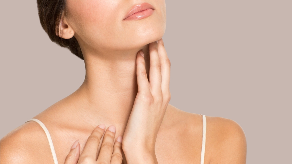 Žena u tridesetim neguje svoj vrat