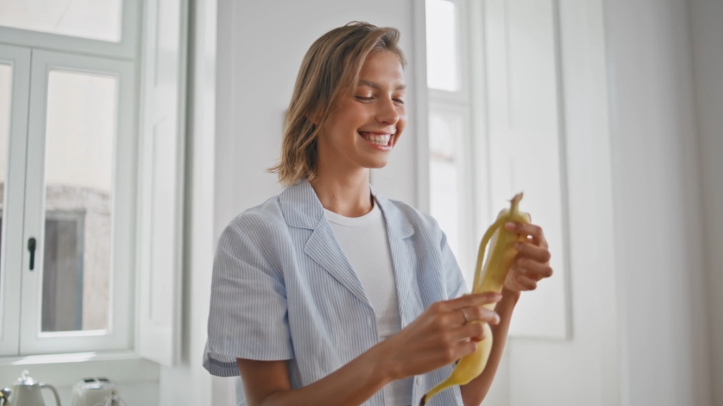 Žena drži koru od banane