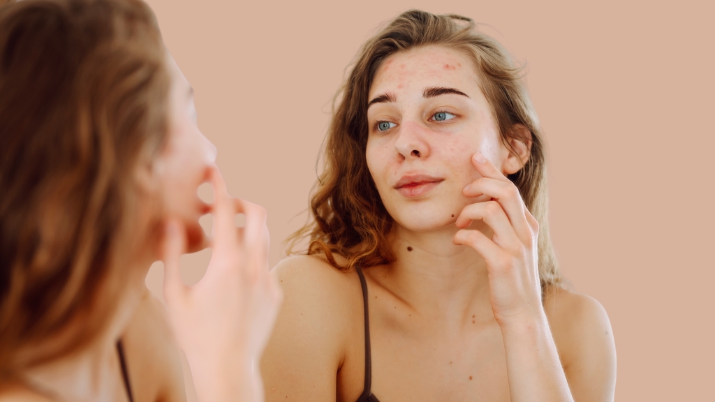 Žena gleda svoju suvu kožu lica