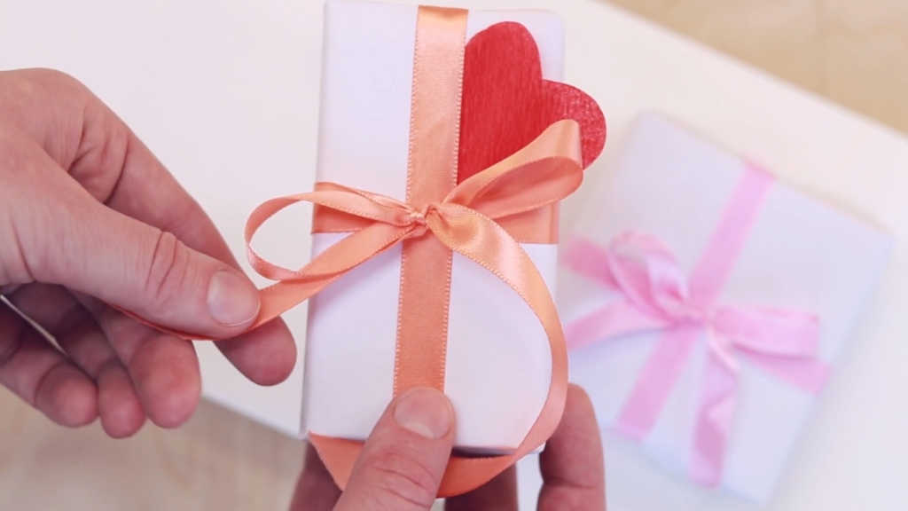 Muškarac drži poklon za Dan zaljubljenih