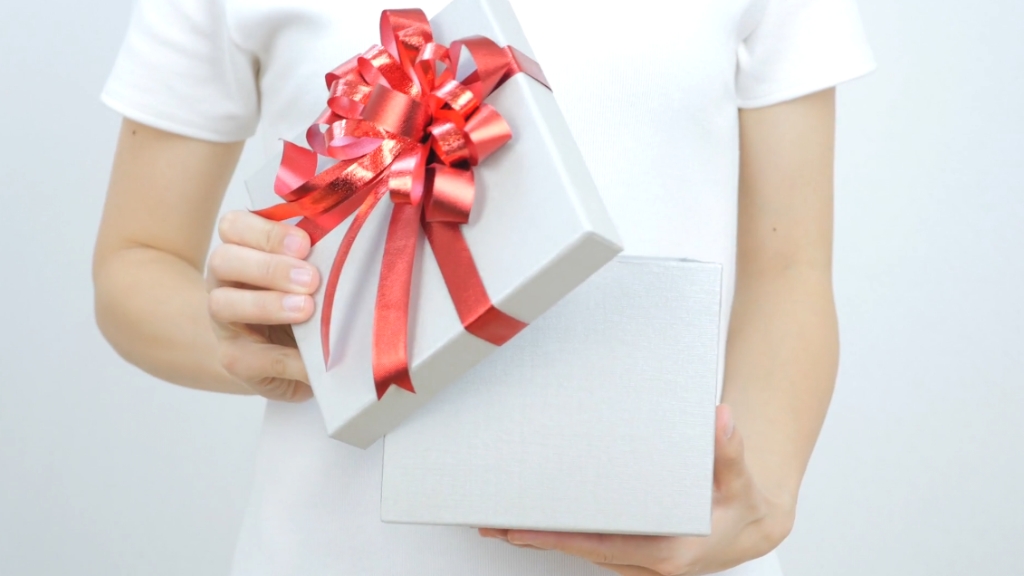 Žena otvara poklon za Dan zaljubljenih