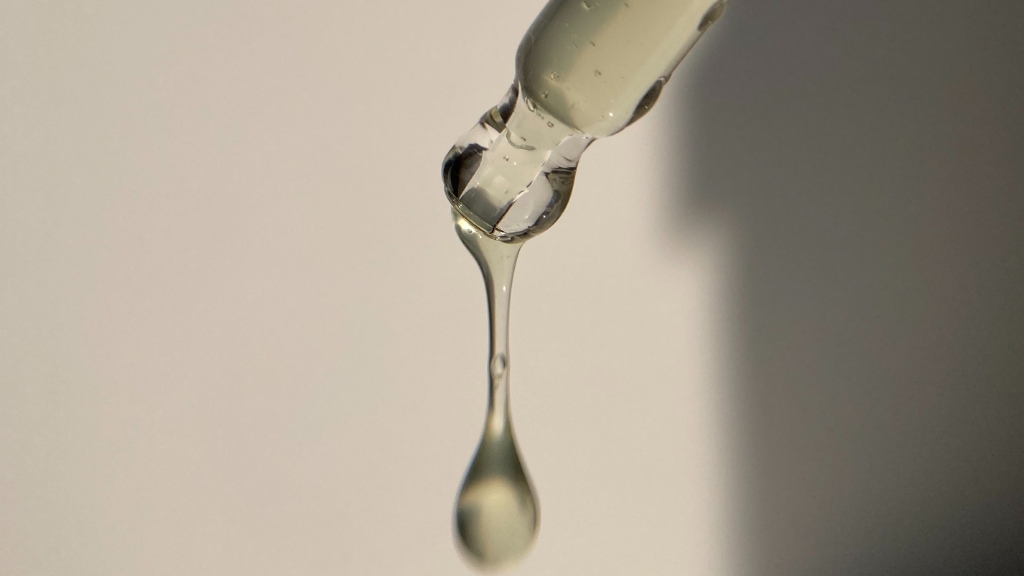 Kap retinol ili retinal seruma koja se spušta sa pipete