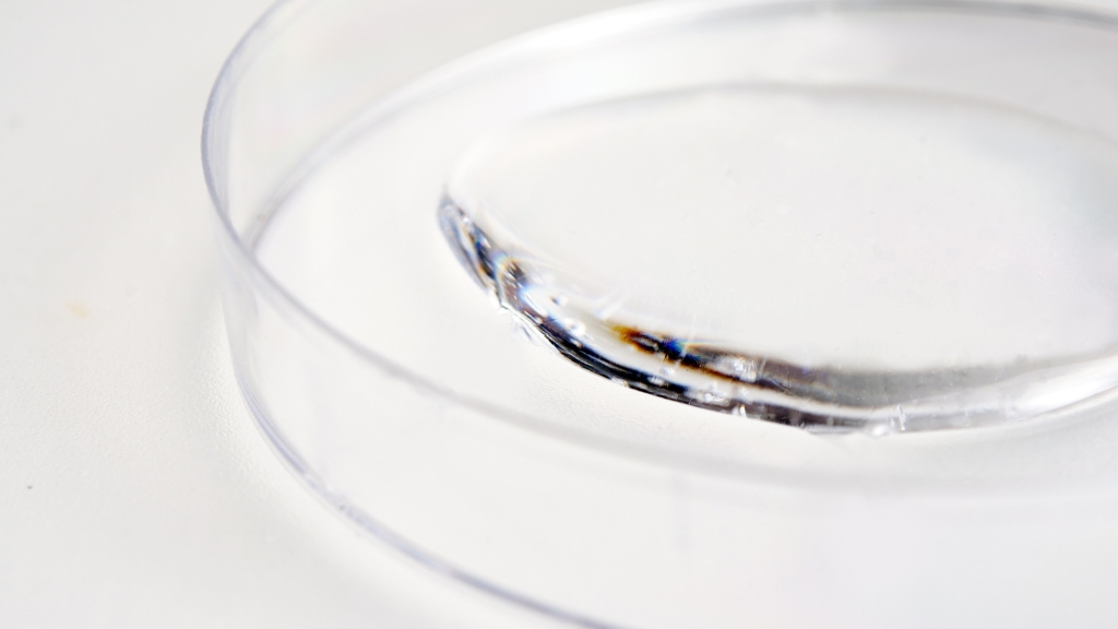 Providna gel struktura pantenola (B5) u laboratorijskoj posudi koja se koristi u formulama za negu lica