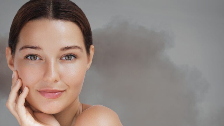 Žena sa čistom i negovanom kožom lica ispred zagađenog vazduha kao primer kako zaštititi kožu od zagađenja