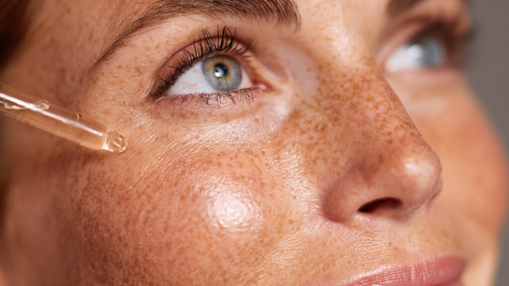 Žena nanosi serum na lice sa vidljivom teksturom kože i prirodnim sjajem